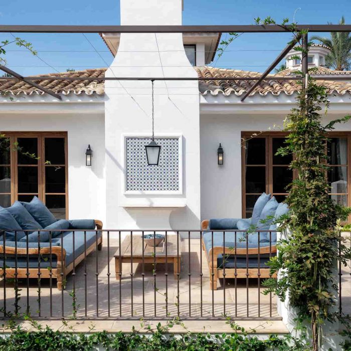 chimenea-terraza-exterior-los-verdiales-reformas-de-espacios-exteriores-marbella